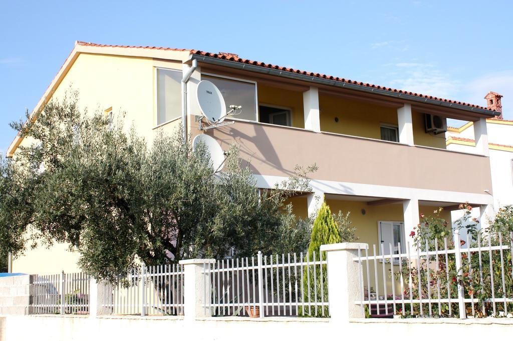 Apartment Mladenka بولا الغرفة الصورة
