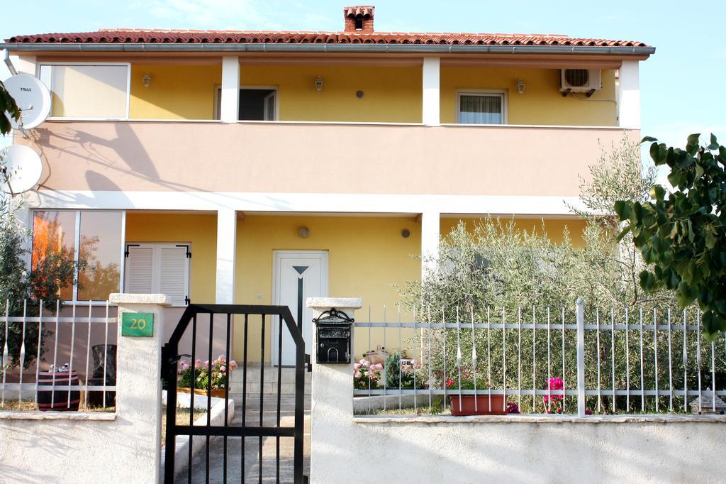 Apartment Mladenka بولا الغرفة الصورة